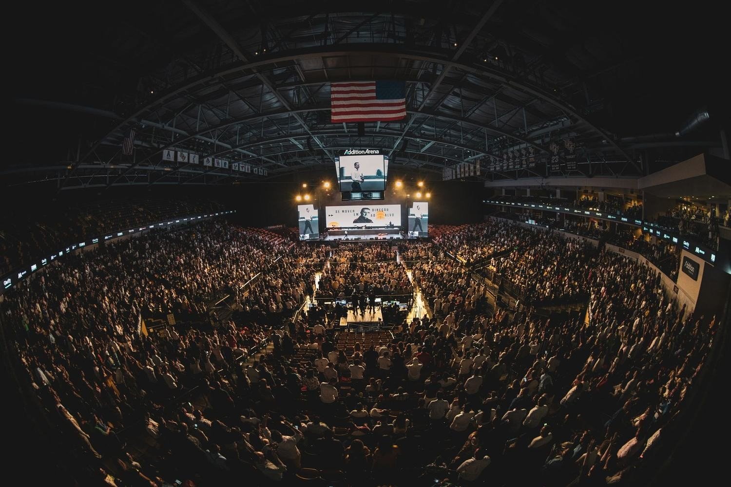 Addition Arena lotada em Orlando, no Vira 22, com o palco ao centro