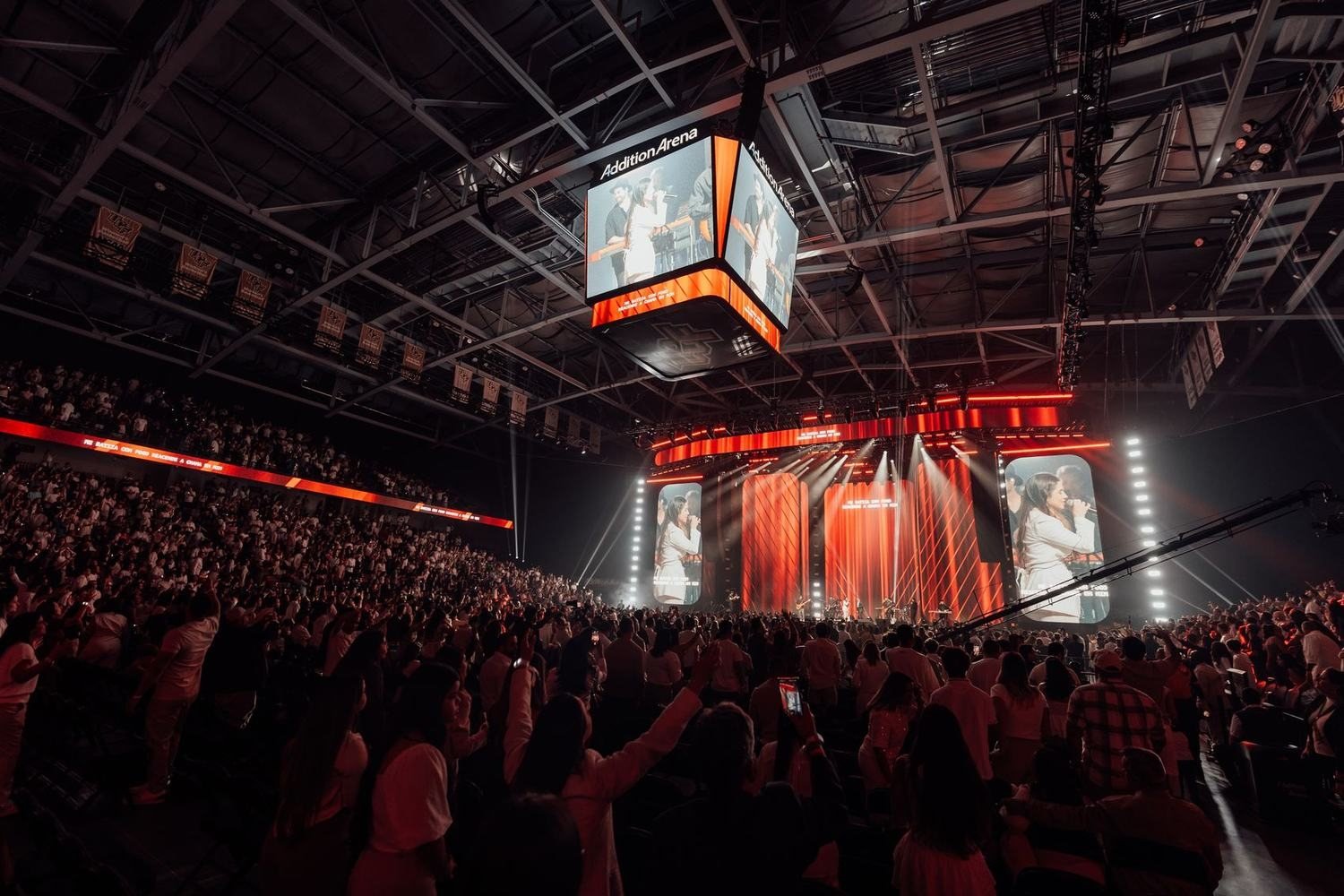 Público diante do palco do Vira 25, em Orlando