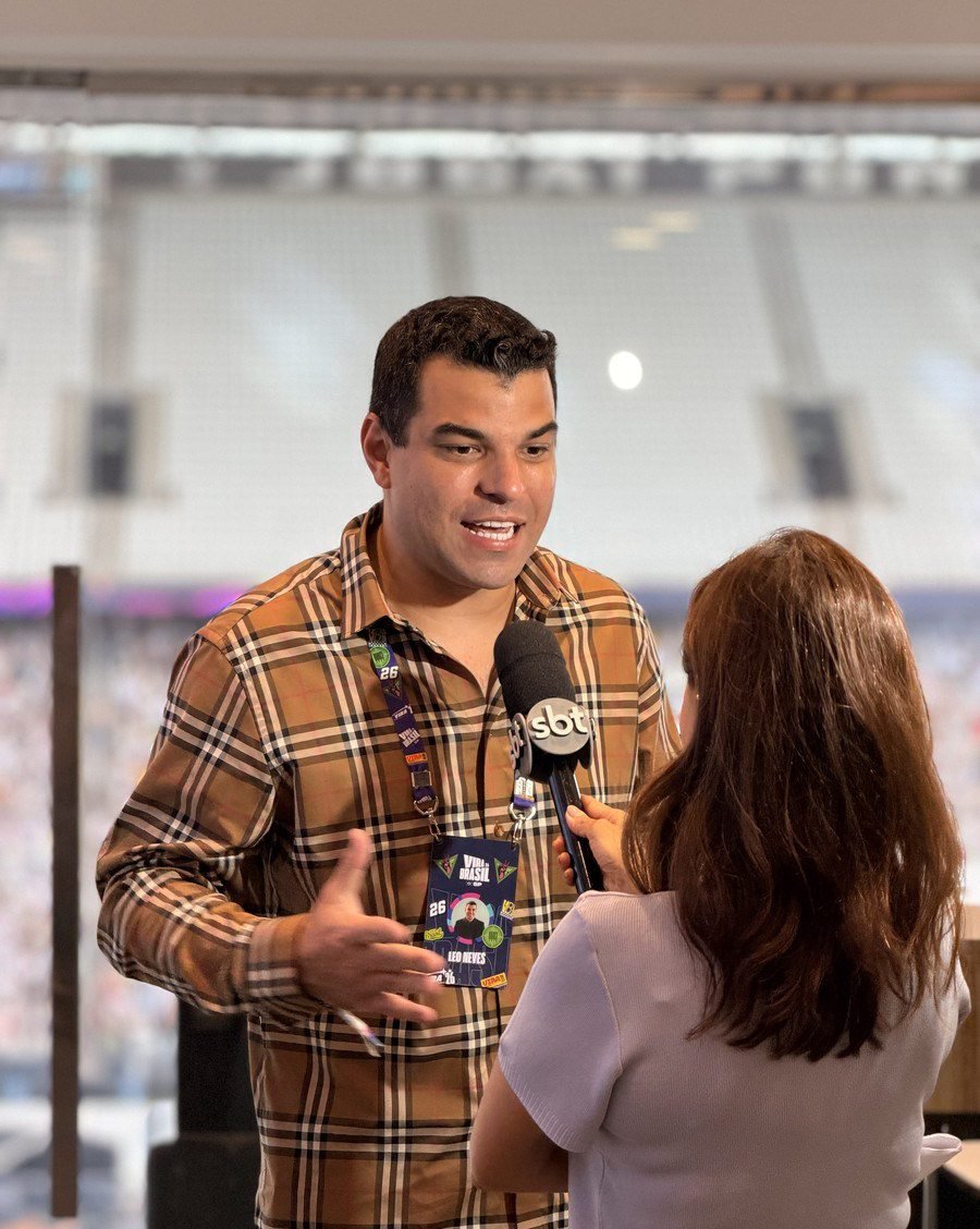 Léo Neves dando entrevista ao SBT na Neo Química Arena