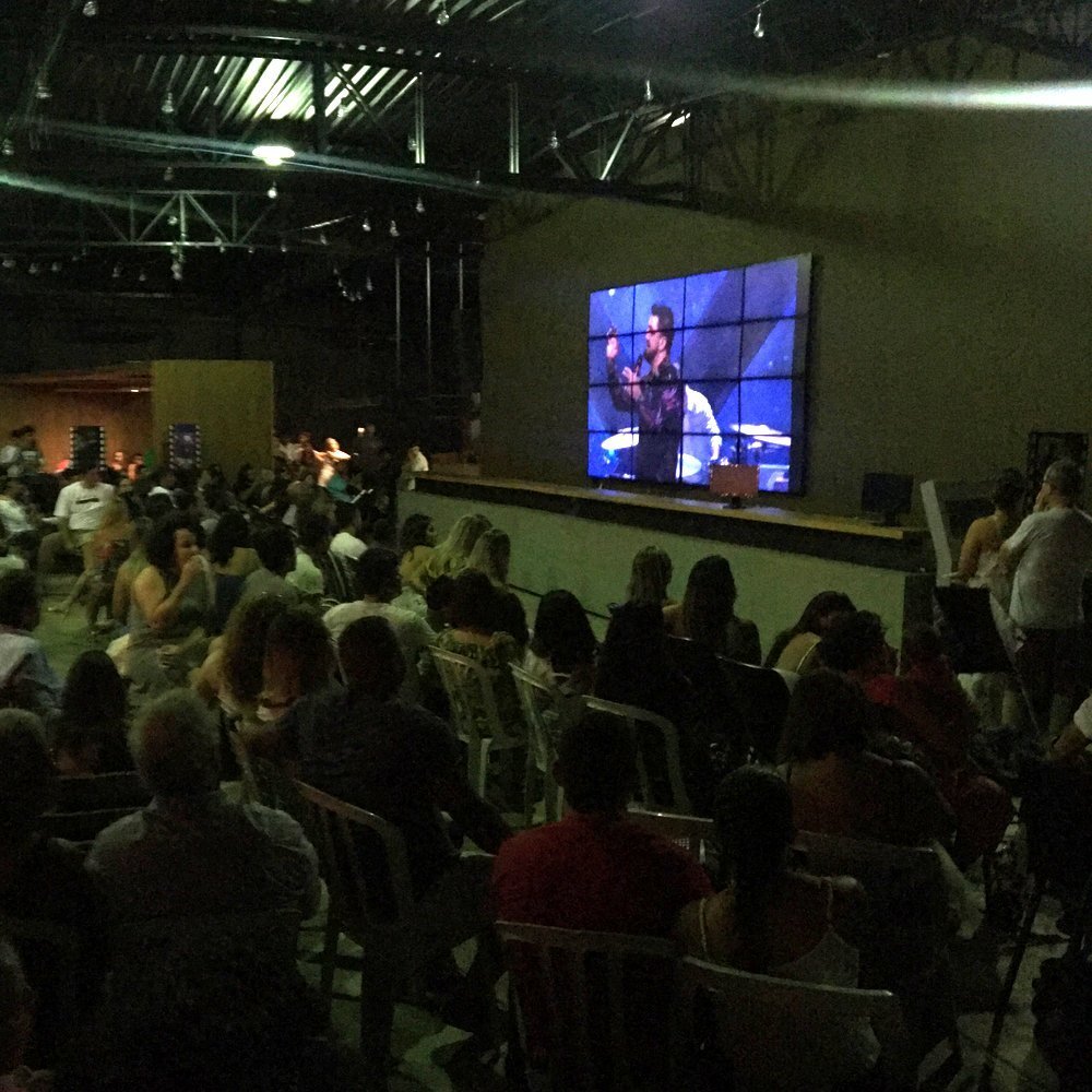 Público acompanhando a virada pelo telão na área externa da igreja, em Niterói
