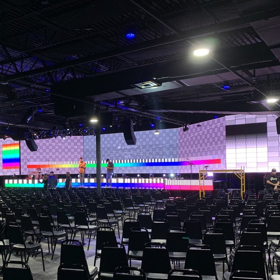 Auditório da igreja em Orlando montado para a virada de 2020